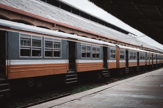 Tren en la estación de ferrocarril contra el cielo