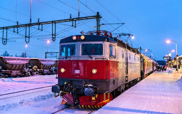 Tren en la estación de kiruna en suecia