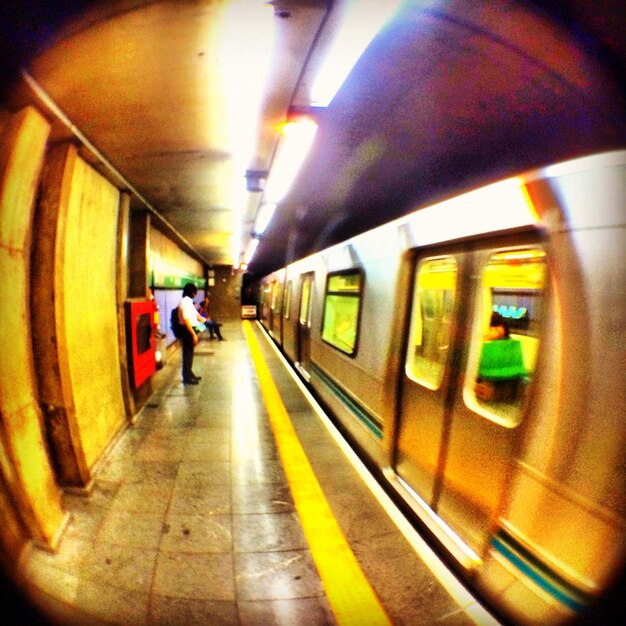 Foto el tren en la estación de metro