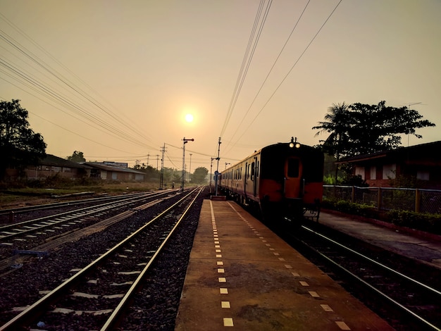 Tren y estación de tren al atardecer.