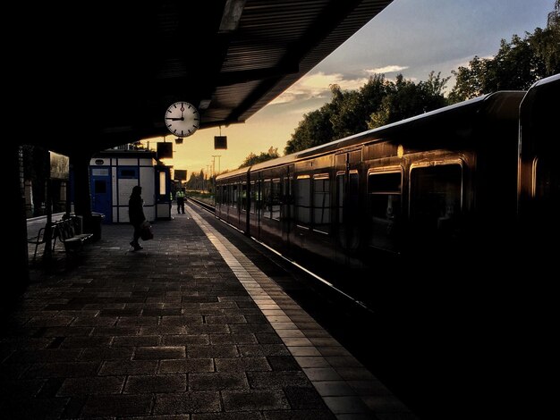 Tren en la estación de tren contra el cielo por la noche