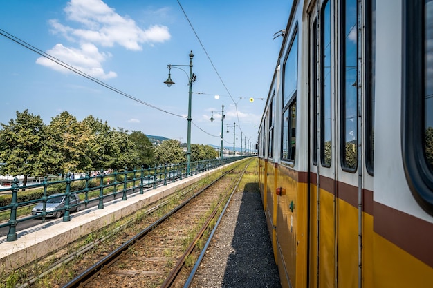 Foto tren en la estación de tren contra el cielo