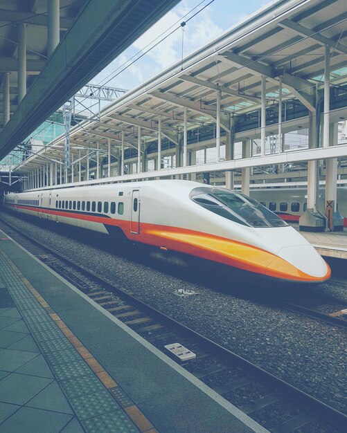 Foto tren en la estación de tren contra el cielo