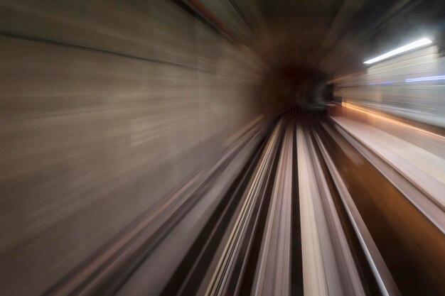 Foto tren en una estación de tren iluminada