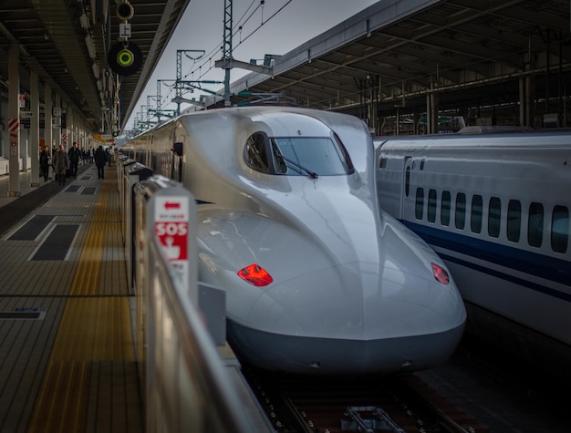 Foto el tren en la estación de tren