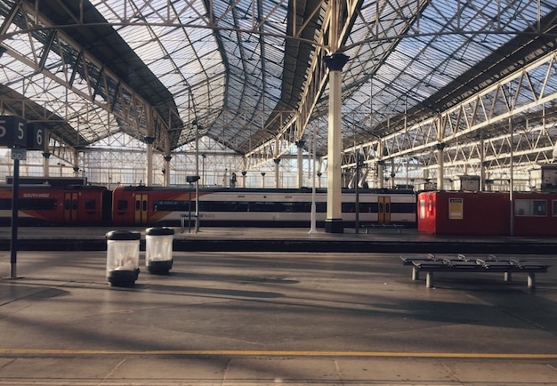 Foto el tren en la estación de tren