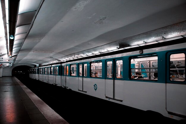 Foto el tren en la estación de tren