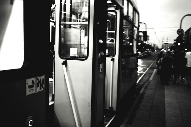 Foto el tren en la estación de tren