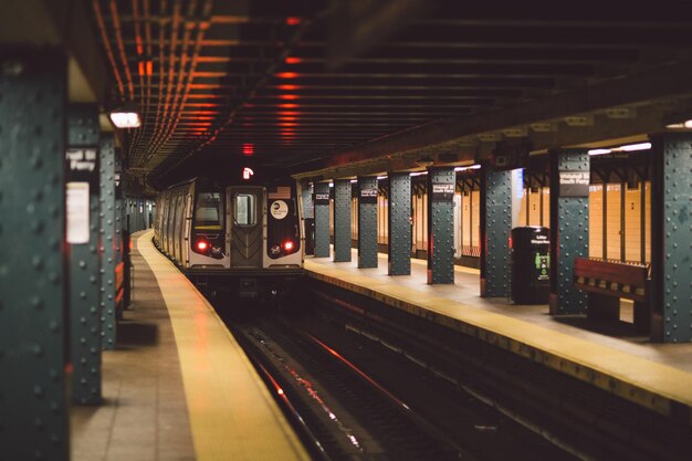 Foto el tren en la estación de tren