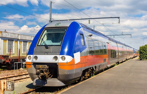 Tren expreso regional en la estación de La Rochelle - Francia
