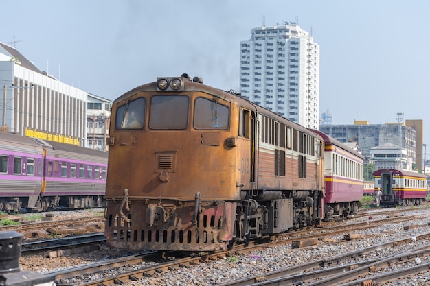 Tren ferroviario en las vías del ferrocarril