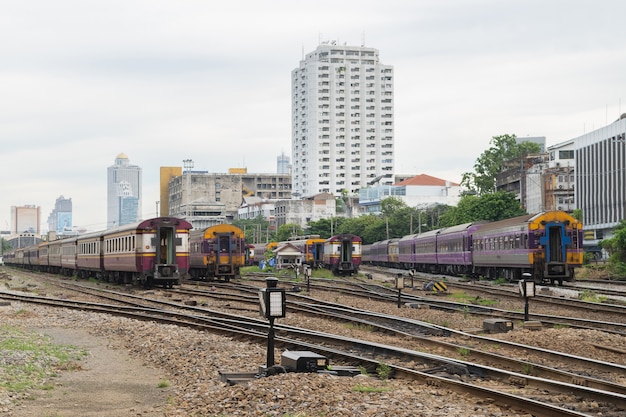 Tren ferroviario en las vías del tren