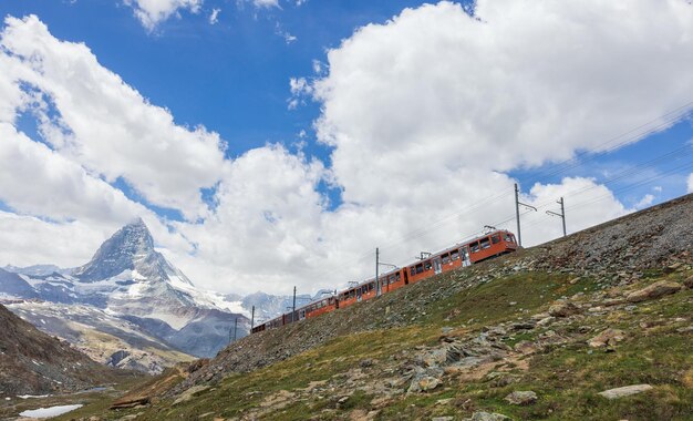 Tren en el fondo de la montaña Matterhorn en los Alpes suizos