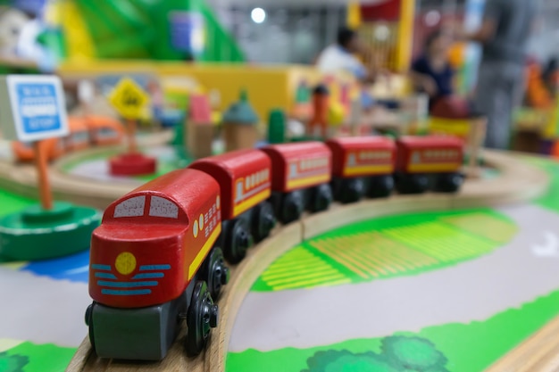 Tren de juguete de madera para el desarrollo del cerebro para niños.