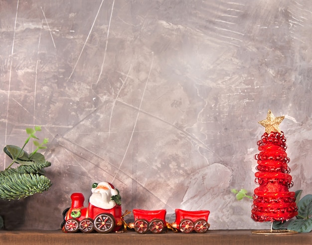 Tren de juguete de Navidad rojo con concepto de vacaciones de Navidad de árbol de Navidad rojo