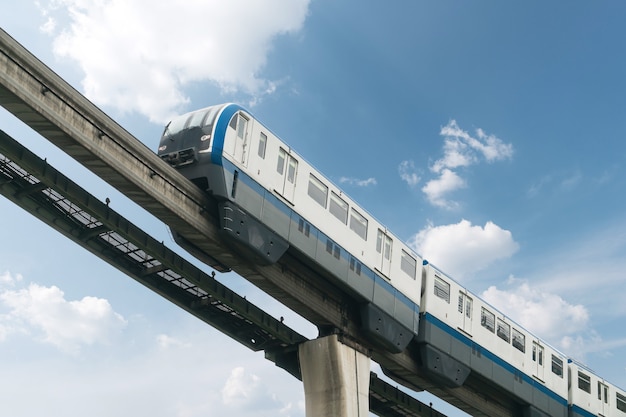 El tren ligero pasa por puentes a alta velocidad en Chongqing, China