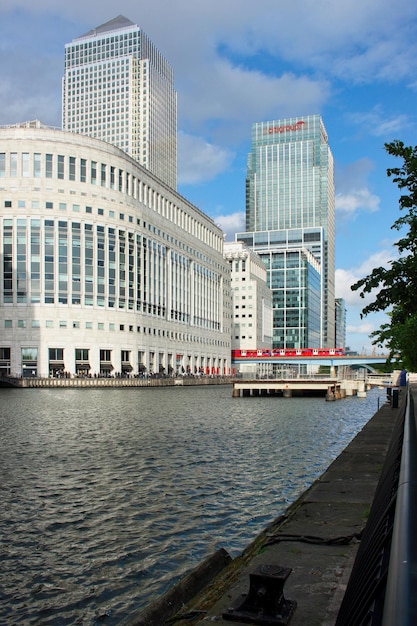 Tren de la línea DLR que sale de la estación Canary Wharf del distrito financiero de Londres, Inglaterra