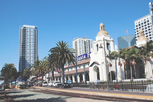 El tren llega en la estación de la unión en San Diego, los EEUU. La estación colonial española del estilo del renacimiento como depósito de santa fe