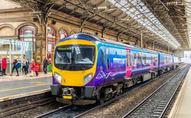 Foto tren local en la estación de preston inglaterra