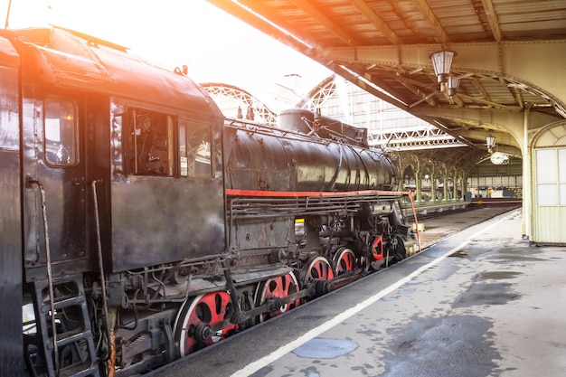 El tren de locomotora de vapor retro se encuentra en la estación de tren.