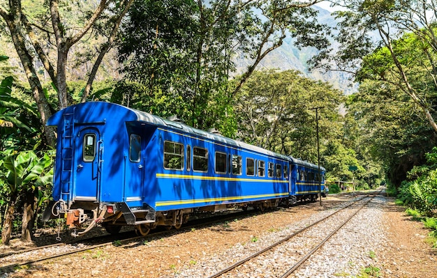 Tren a machu picchu en la estación hidroelectrica en perú