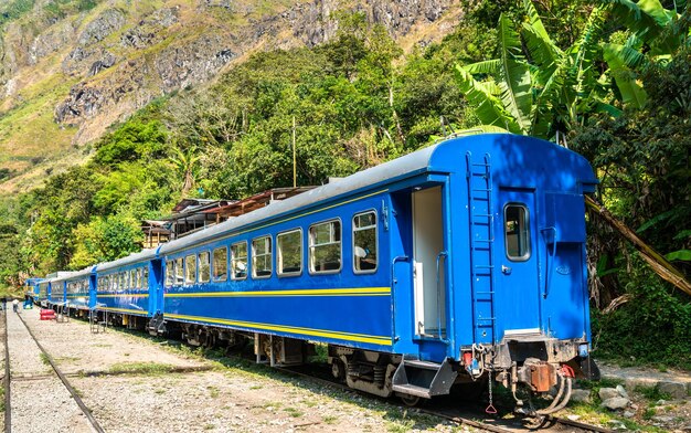 Tren a machu picchu en la estación hidroelectrica en perú