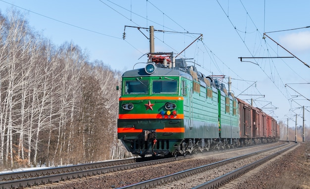 Tren de mercancías arrastrado por locomotora eléctrica en Ucrania