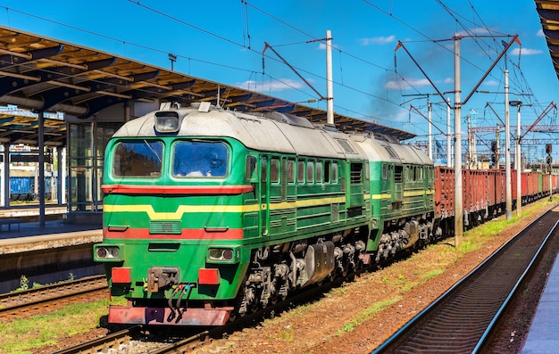 Tren de mercancías en la estación de tren Darnytsia en Kiev, Ucrania