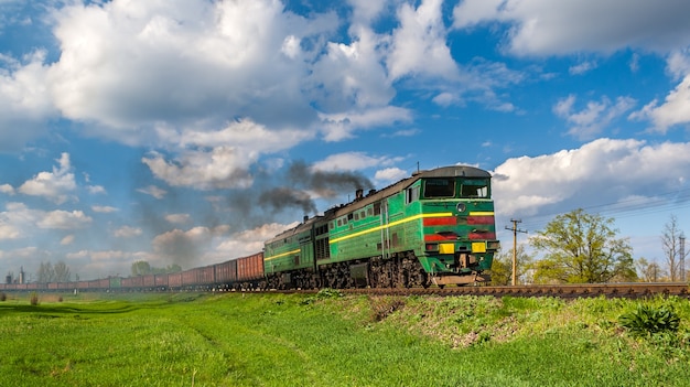 Tren de mercancías pesado arrastrado por locomotora diesel en Ucrania