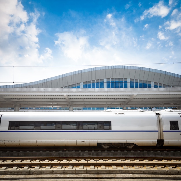 Tren moderno de alta velocidad en la estación de tren con efecto de desenfoque de movimiento