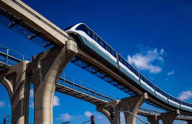 Tren monorraíl pasando por carretera elevada en el lado este de la ciudad de Sao Paulo