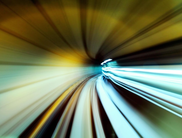 Tren moviéndose rápido en túnel