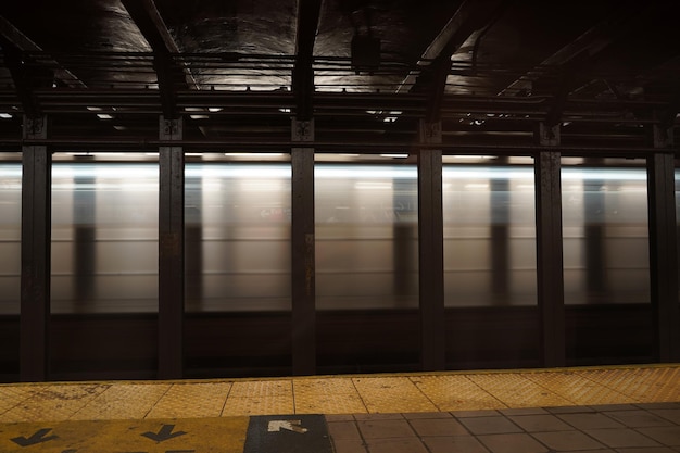 Tren en movimiento del metro de la ciudad de nueva york en la estación 51 st