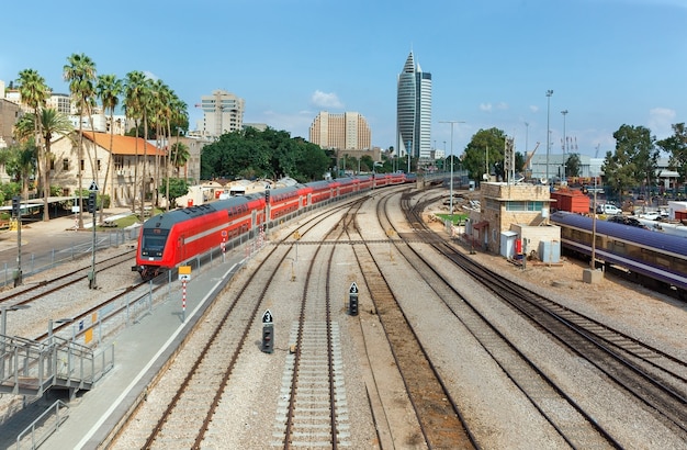 Tren en movimiento sobre el ferrocarril en Haifa, Israel