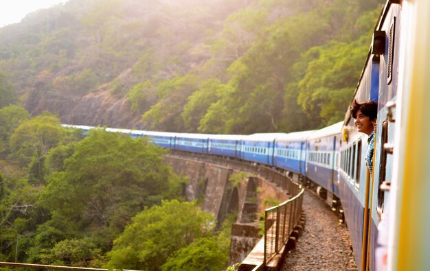 En un tren en movimiento