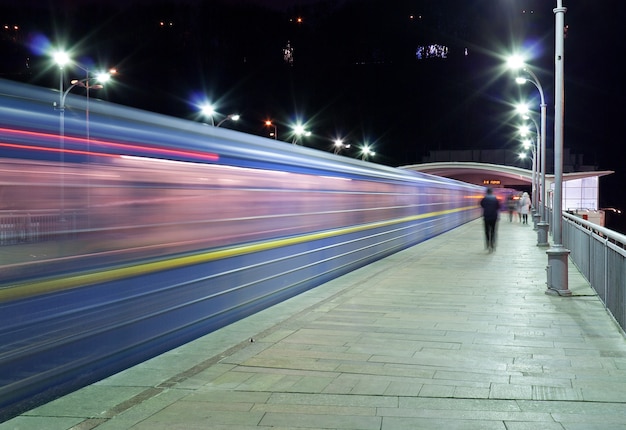 Foto el tren pasa por la estación de metro dnieper, kiev, ucrania