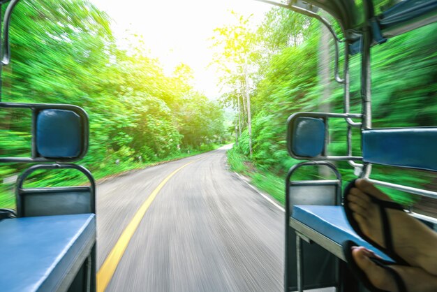 Foto el tren pasa a través del parabrisas del coche