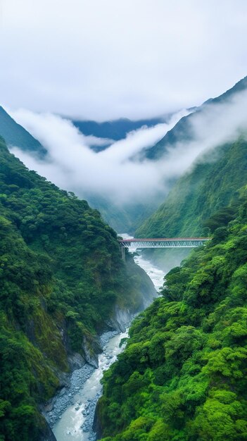 un tren pasa por un valle de montaña.