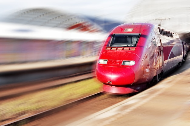 Tren de pasajeros rápido moderno. Efecto de movimiento.