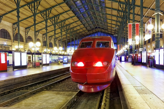 Tren de pasajeros rápido moderno en la estación. París. Francia