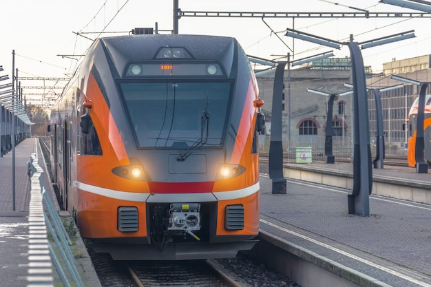 El tren de pasajeros suburbano llega a la estación principal de la ciudad.