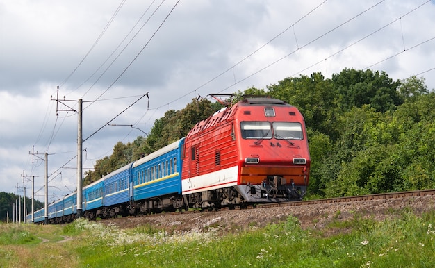 Tren de pasajeros de Ucrania en la región de Kiev