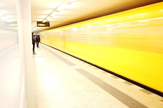 Foto tren pasando por el túnel