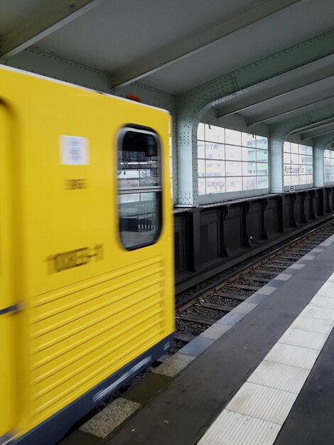 Foto el tren en la plataforma de la estación de tren