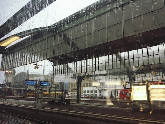 Foto tren en la plataforma de la estación de tren