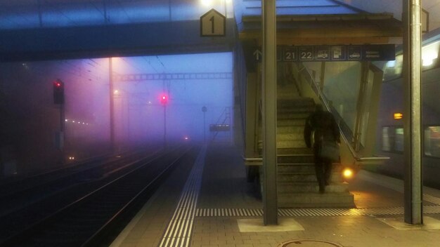 Foto tren en la plataforma de la estación de tren