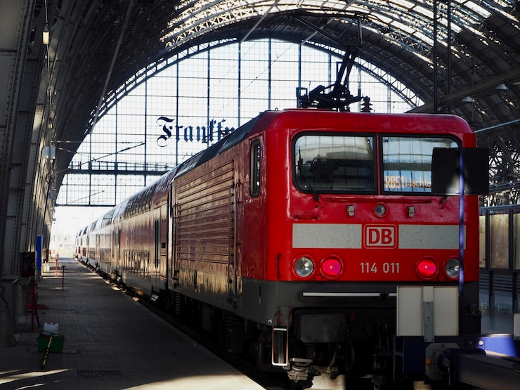Foto tren en la plataforma de la estación de tren