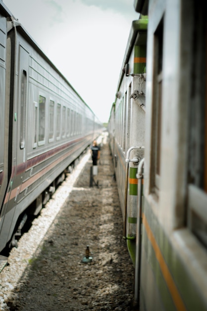 Tren en la plataforma de la estación de tren