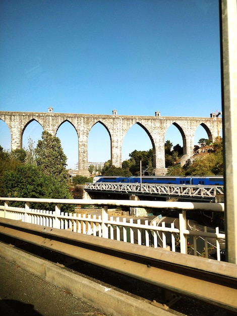 Foto tren en el puente contra el cielo