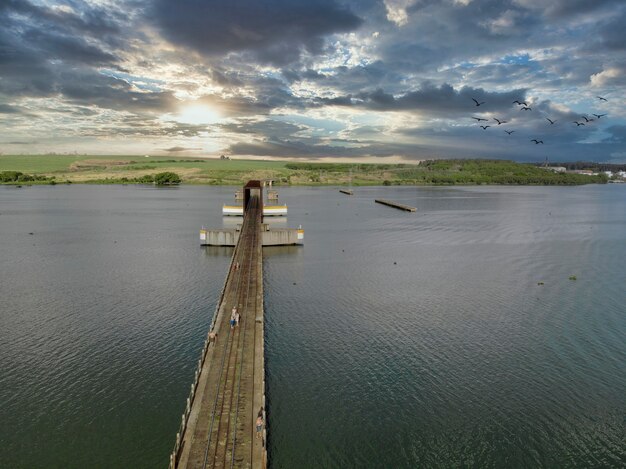 Tren puente ferroviario sobre el río Tieté en el estado de SÃ £ o Paulo